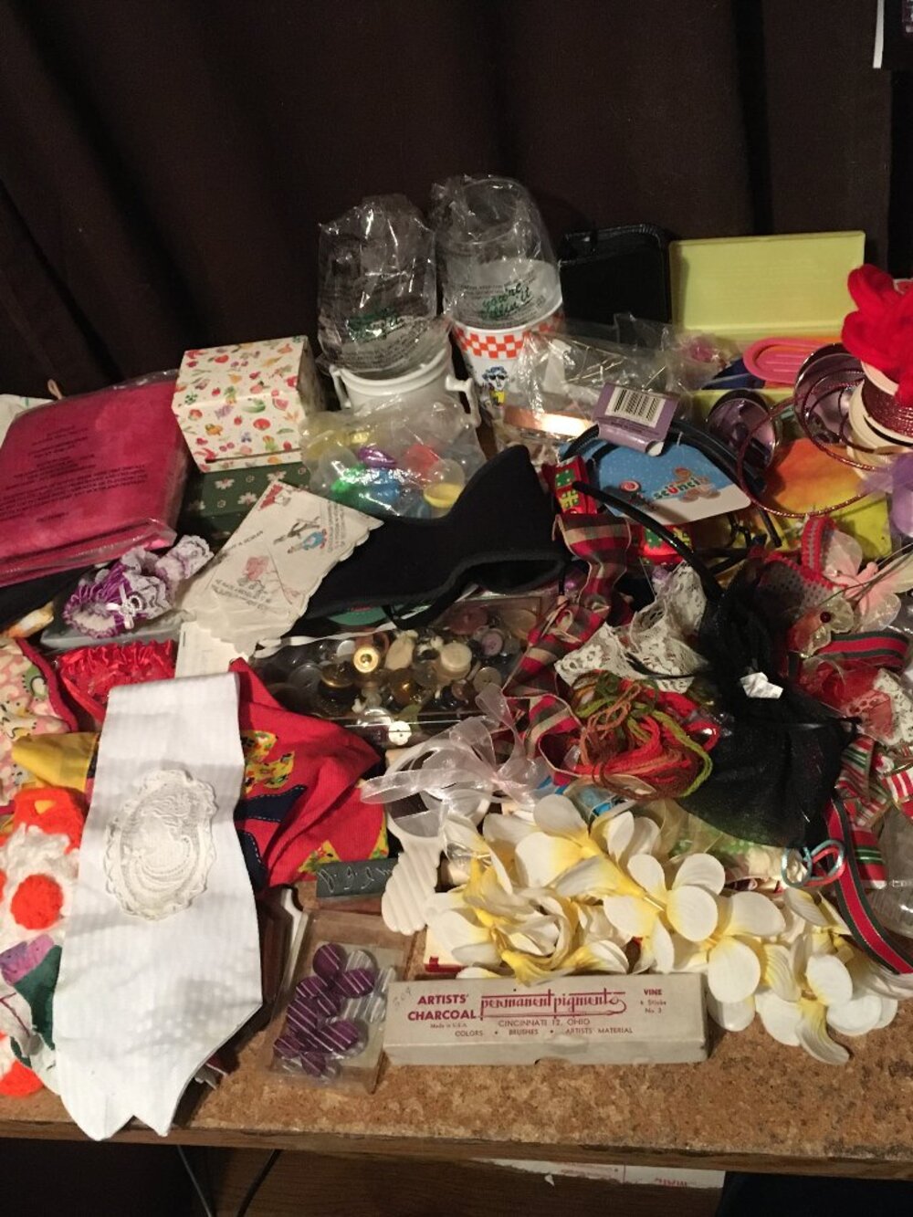 VINTAGE LOT OF OF BUTTONS HANGERS SOWING EQUIPMENT HAIR MAKEUP BAG BOWS RIBBONS